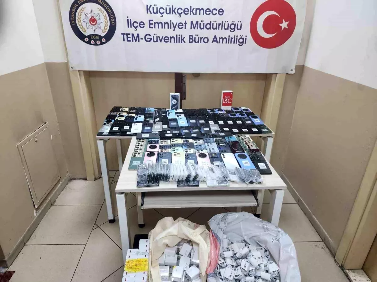 Küçükçekmece’de 385 Kaçak Telefon Ele Geçirildi