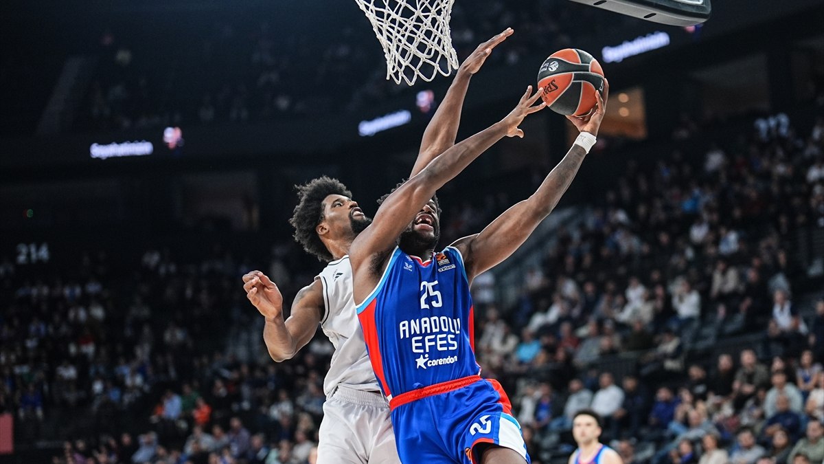 Anadolu Efes, sahasında Paris Basketbol’a yenildi