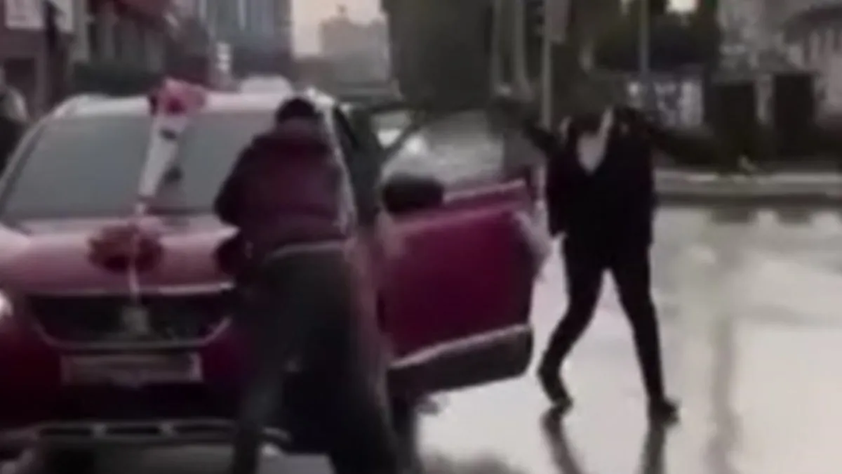 Düğün arabasının üzerine atladı: Damattan dayak yedi!