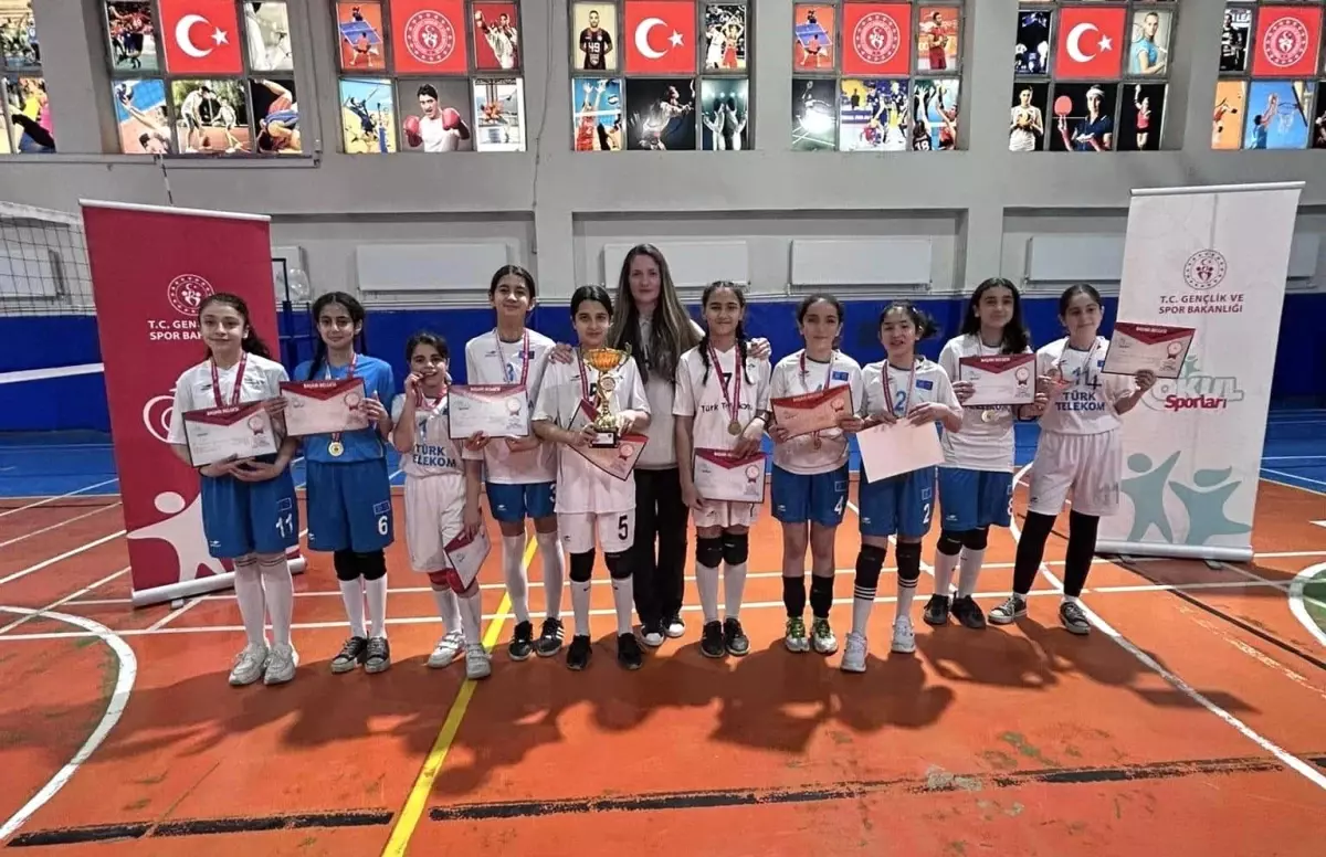 Muş’ta Voleybol Küçük Kızlar İl Birinciliği Tamamlandı