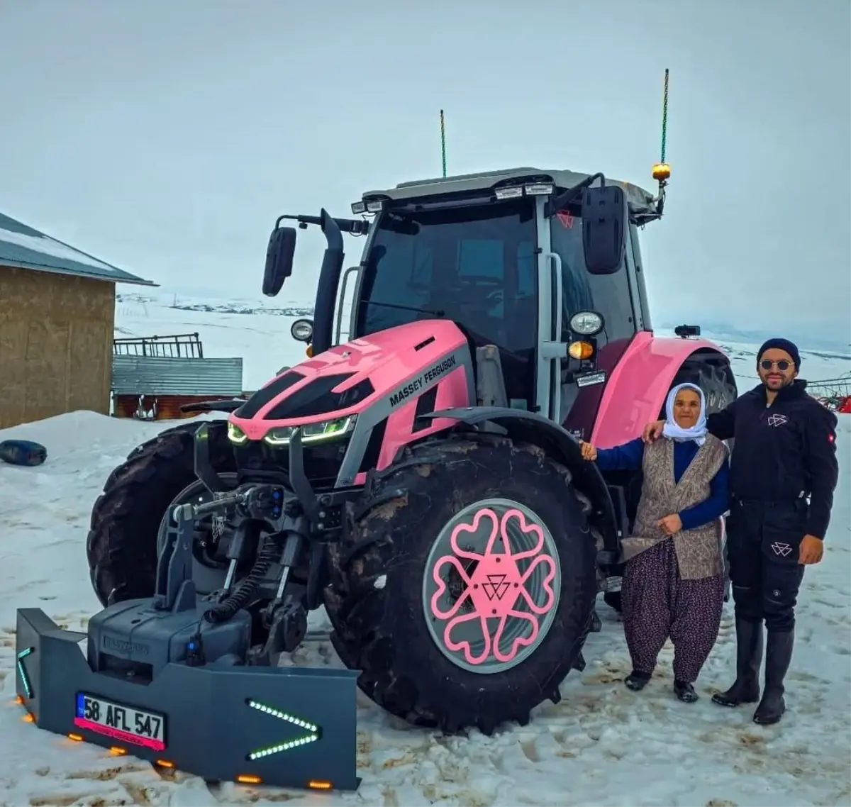 Pembe Traktörle Kadına Şiddete Dikkat