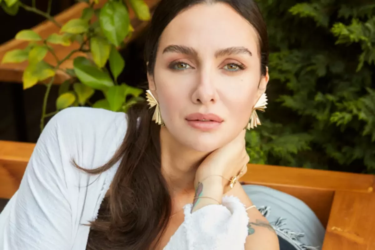 Sarışın Birce Akalay’ı gören tanıyamadı