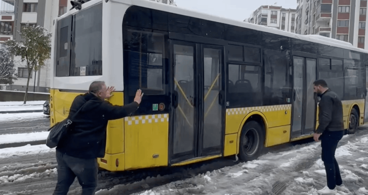 İstanbul’da kar zorluğu: İETT otobüsü yolda kaldı