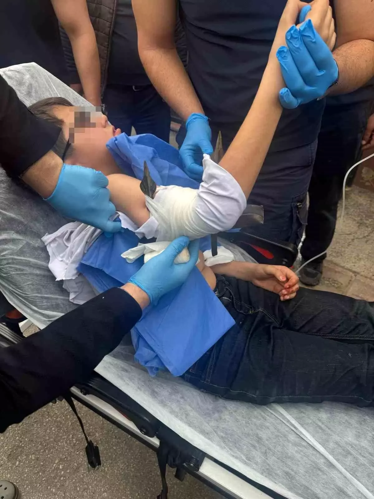 Adana’da Çocuğun Koluna Demir Parmaklık Saplandı, İtfaiye Ekipleri Kurtardı